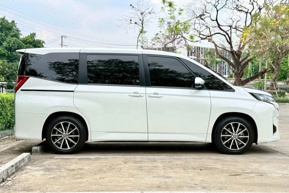 2024 Toyota Voxy IV 2