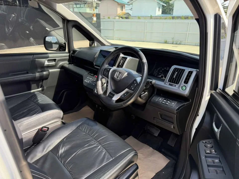 2013 Honda Stepwgn IV 2