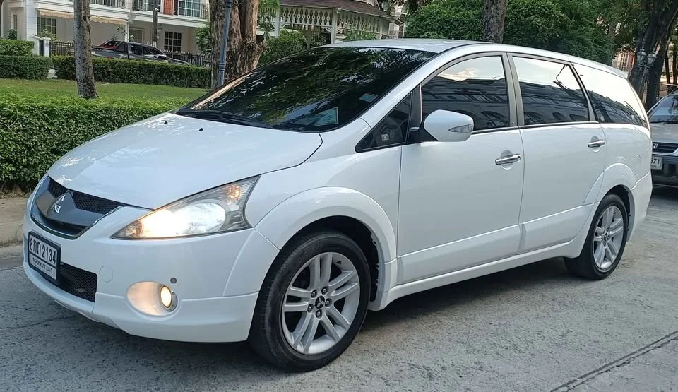 2010 Mitsubishi Space Wagon IV 3