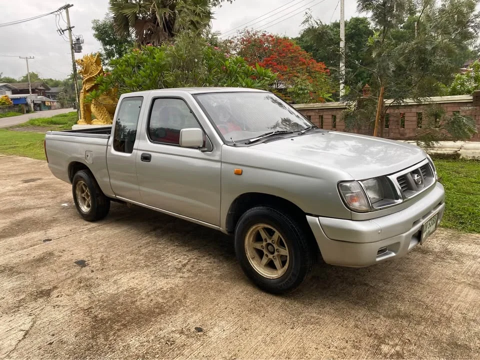 2000 Nissan Frontier I 3