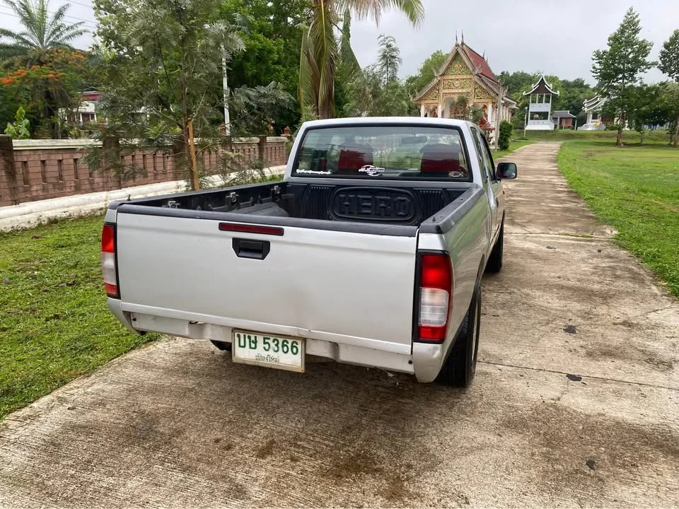 2000 Nissan Frontier I 2