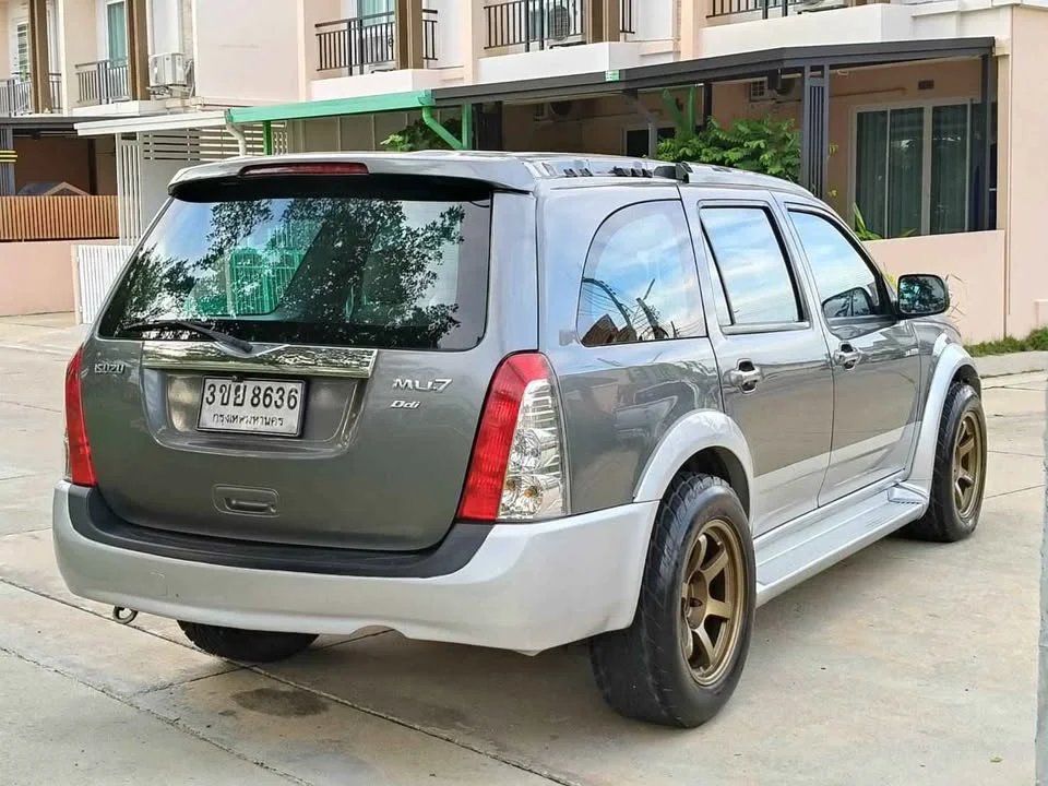 2004 Isuzu MU-7 2