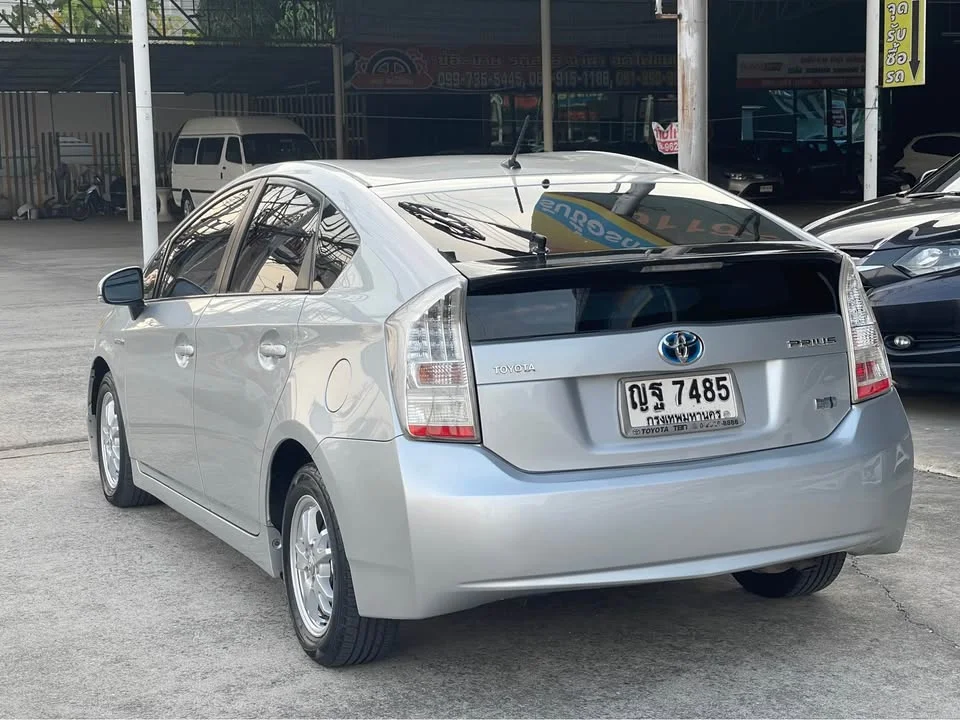 2011 Toyota Prius III 2