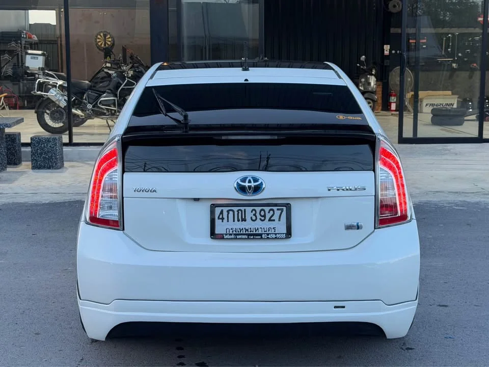 2013 Toyota Prius III 2