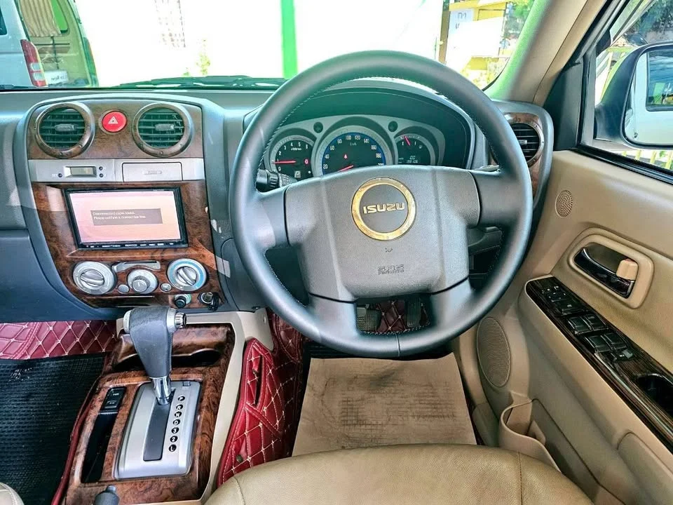 2008 Isuzu MU-7 3