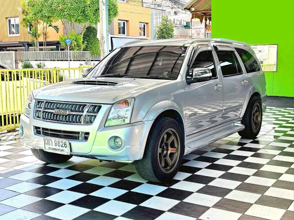 2008 Isuzu MU-7 3