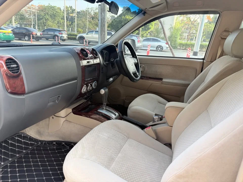2010 Isuzu MU-7 3