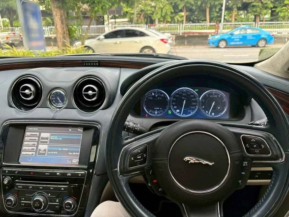 2011 Jaguar XJ X351 2