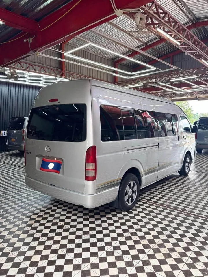 2010 Toyota Commuter V (H200) 3