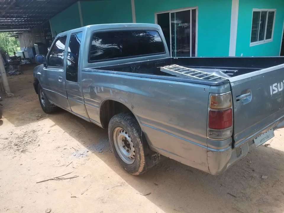 Isuzu TFR III 3