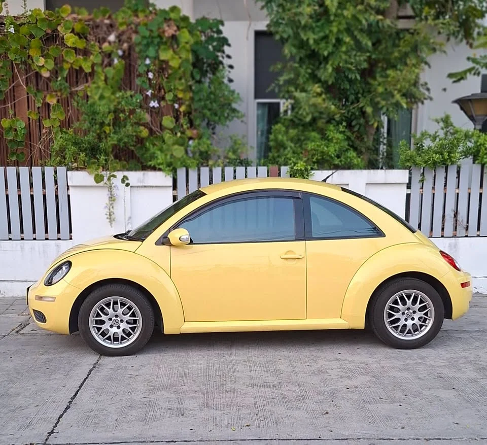 2010 Volkswagen New Beetle 3