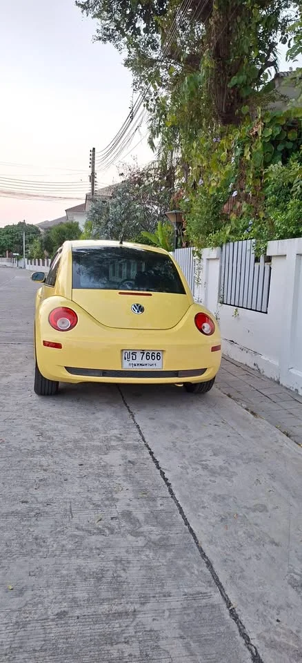 2010 Volkswagen New Beetle 2