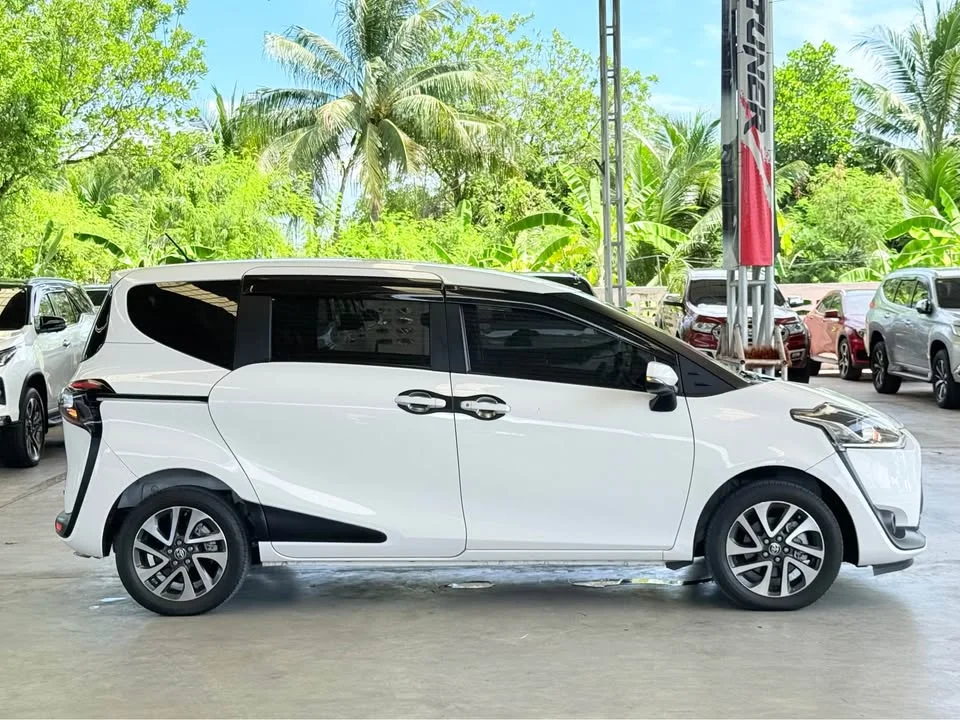 2017 Toyota Sienta II 3