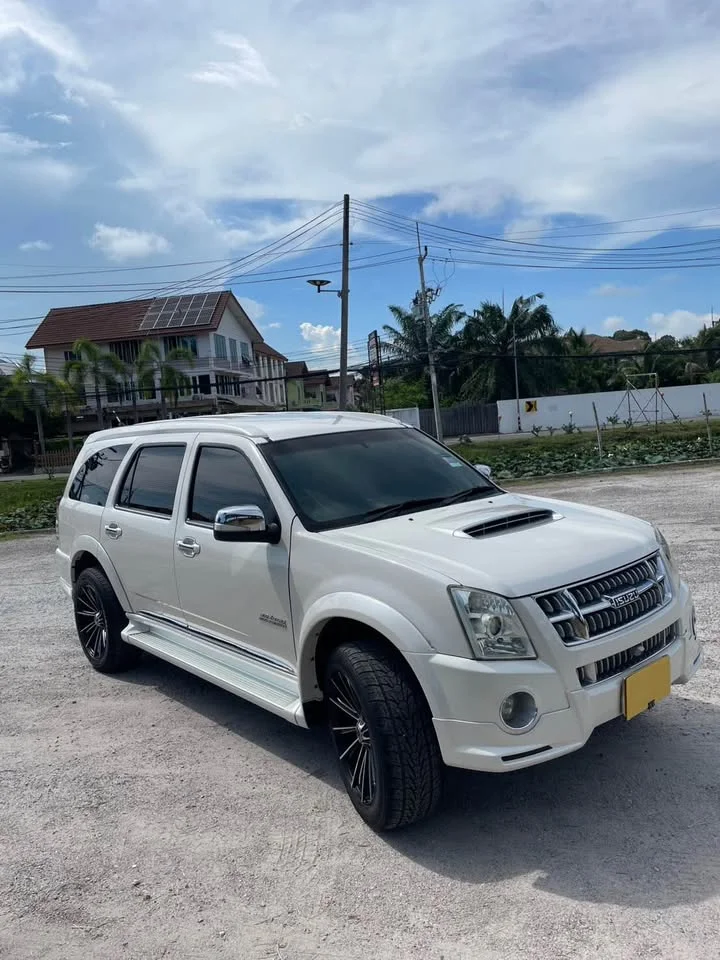 2010 Isuzu MU-7 3