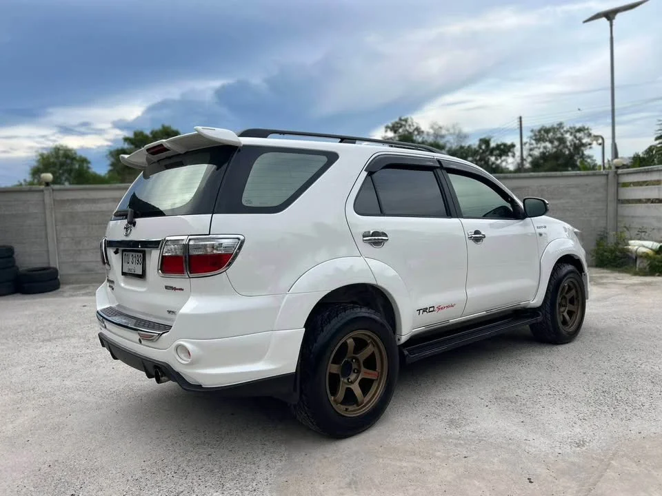 2011 Toyota Fortuner I 3