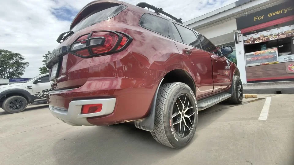 2015 Ford Everest II 2
