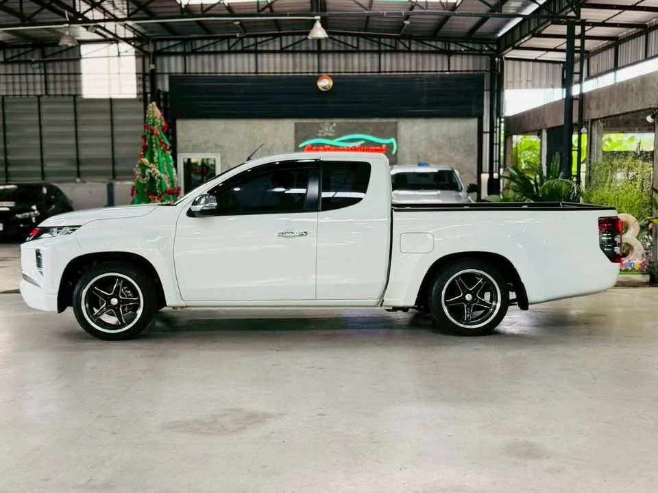 2022 Mitsubishi Triton V 3