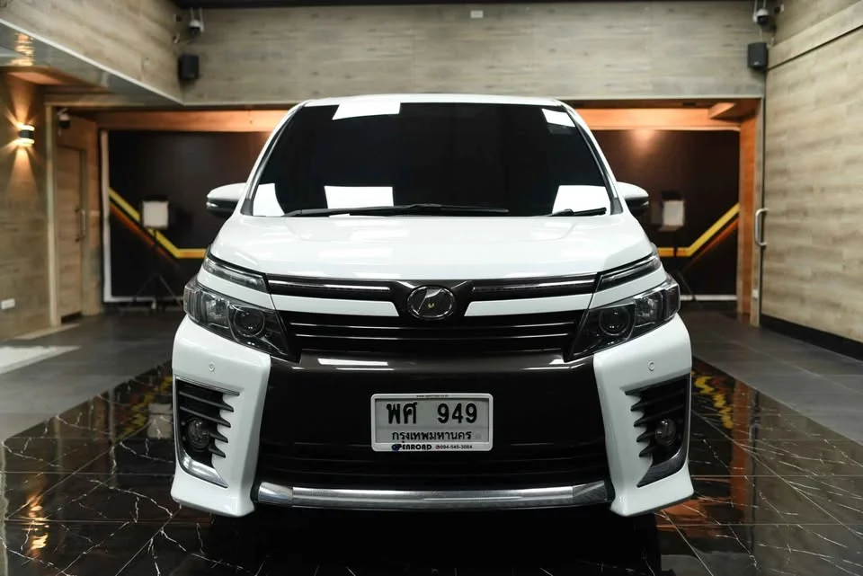 2015 Toyota Voxy III 3