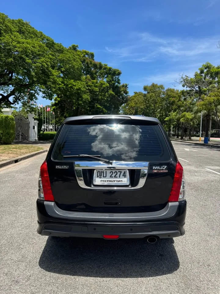 2011 Isuzu MU-7 2
