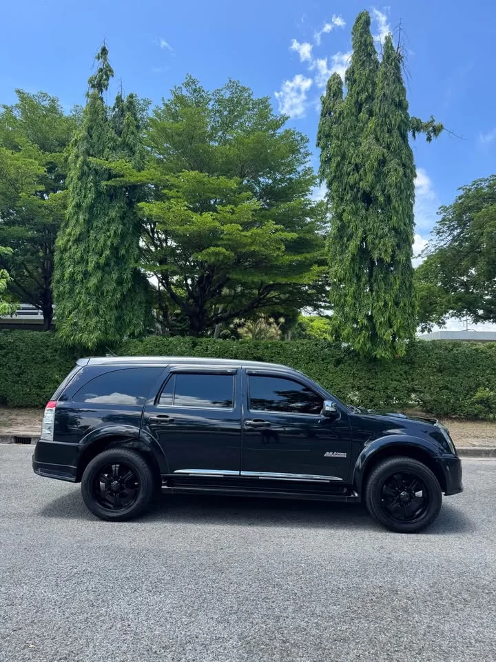 2011 Isuzu MU-7 3