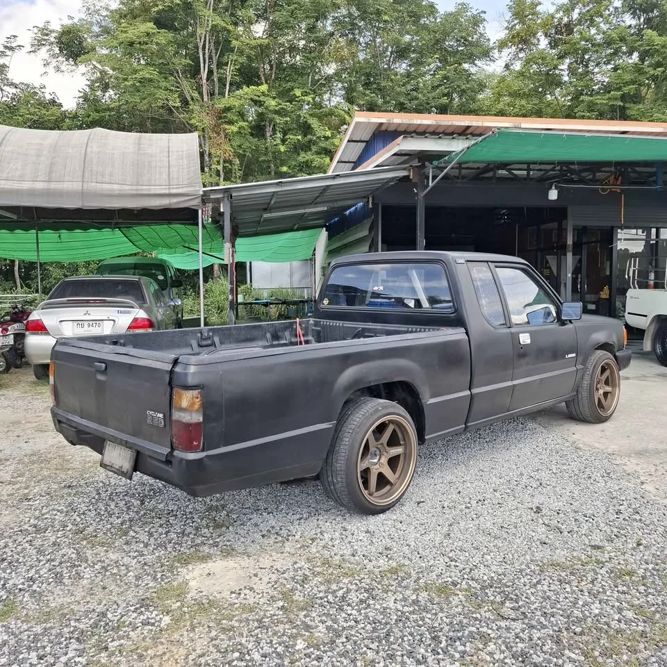 1992 Mitsubishi Triton II 3