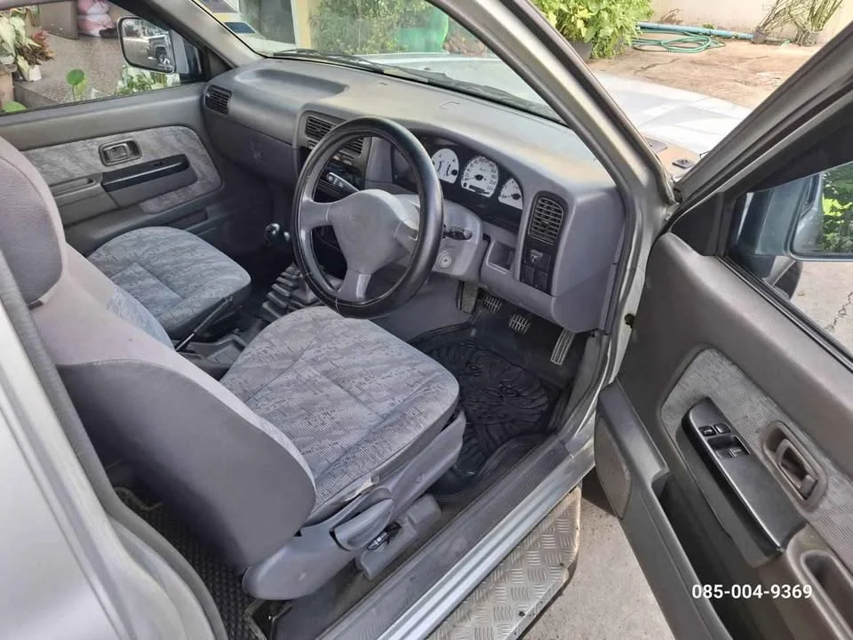 1999 Nissan Frontier I 3