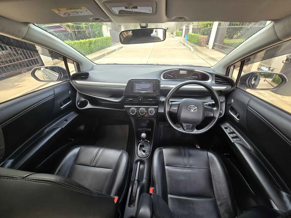 2022 Toyota Sienta II 2