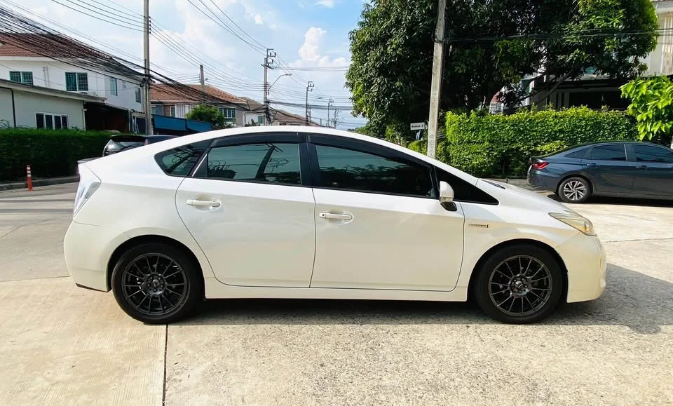 2013 Toyota Prius III 2
