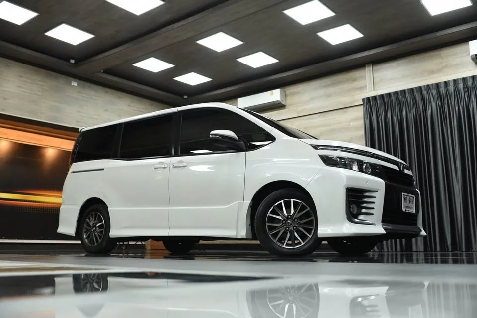 2015 Toyota Voxy III 2
