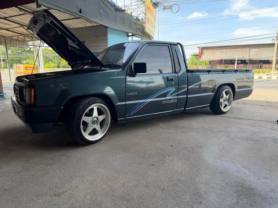 1996 Mitsubishi Triton II 2