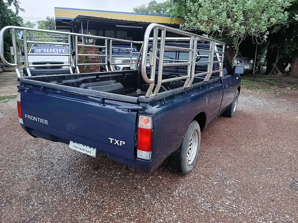 2003 Nissan Frontier I 3