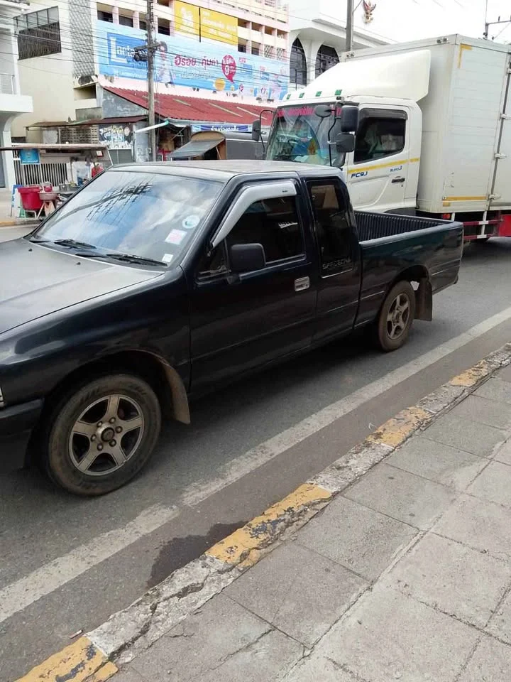 1990 Isuzu TFR III 2