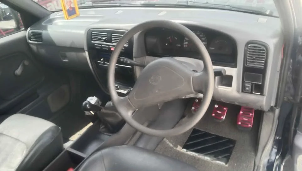 2000 Nissan Frontier I 3