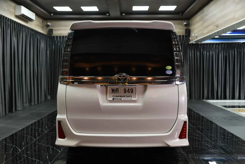 2015 Toyota Voxy III 3