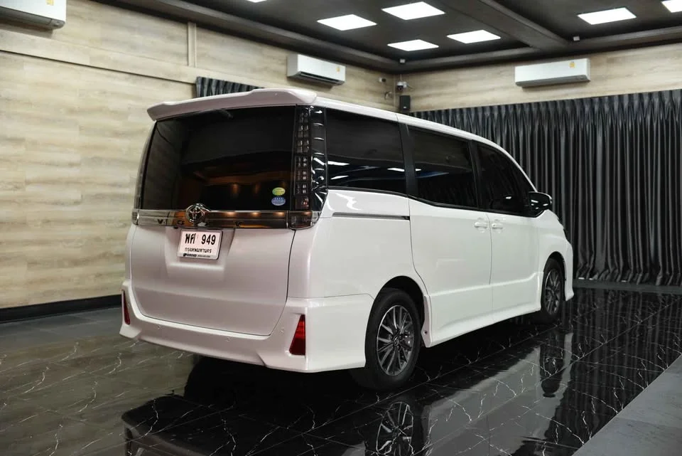 2015 Toyota Voxy III 2