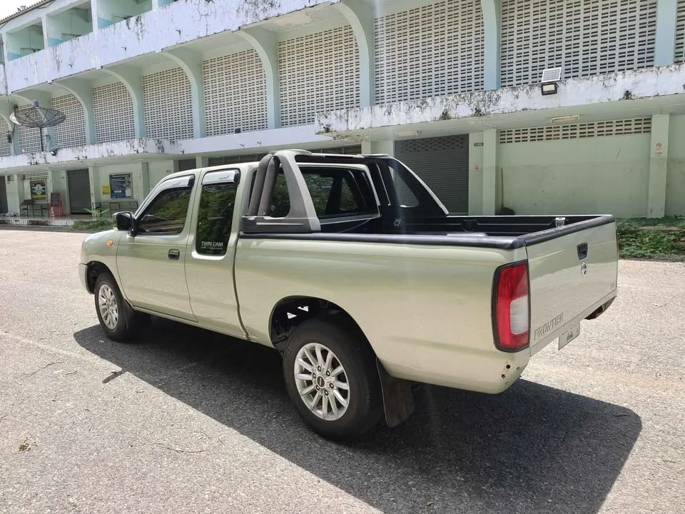 2002 Nissan Frontier I 3