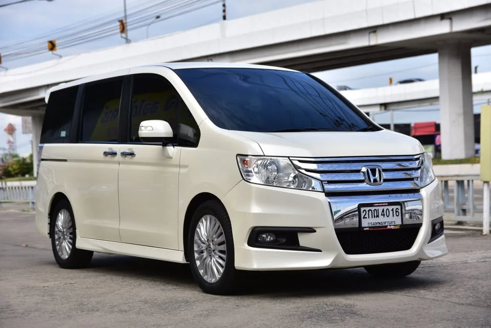 2013 Honda Stepwgn IV 2