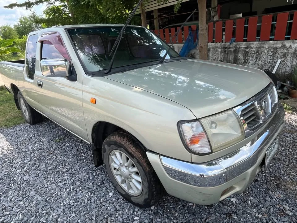 2001 Nissan Frontier I 3