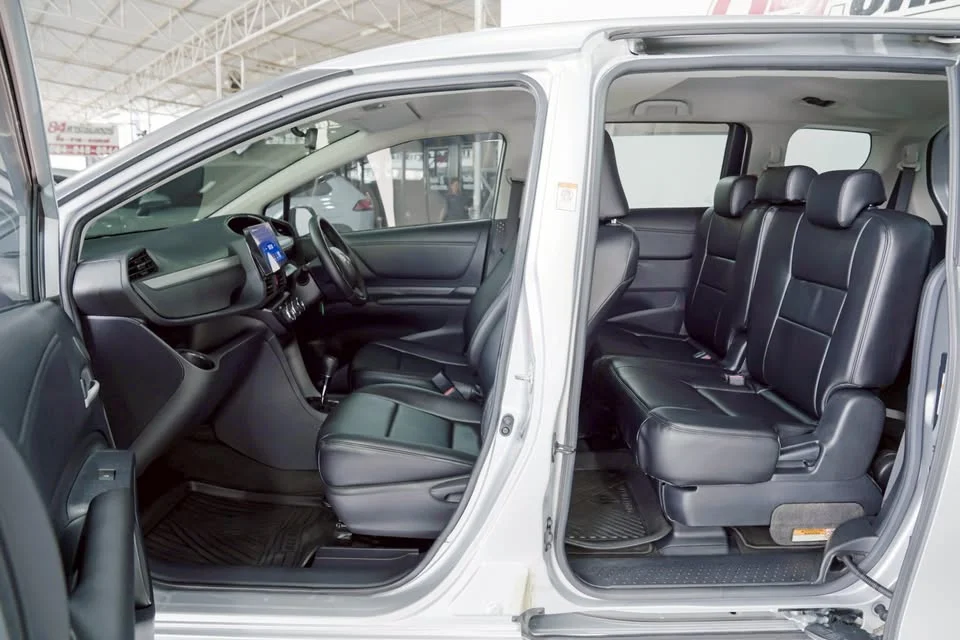 2017 Toyota Sienta II 3