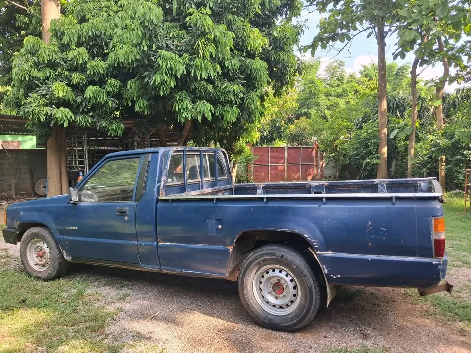 1989 Mitsubishi Triton II 2