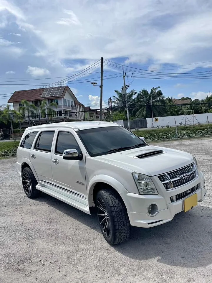 2010 Isuzu MU-7 2