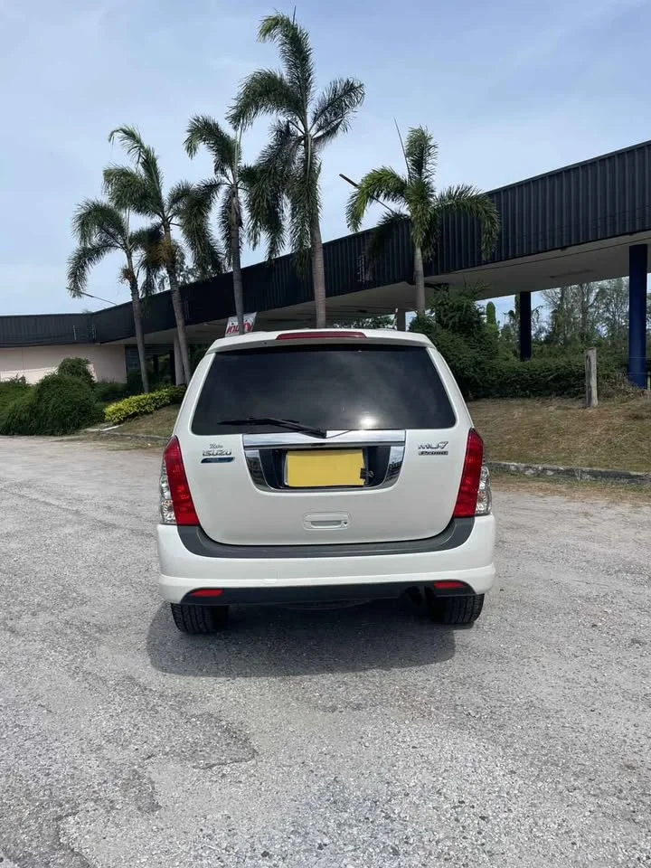 2010 Isuzu MU-7 3