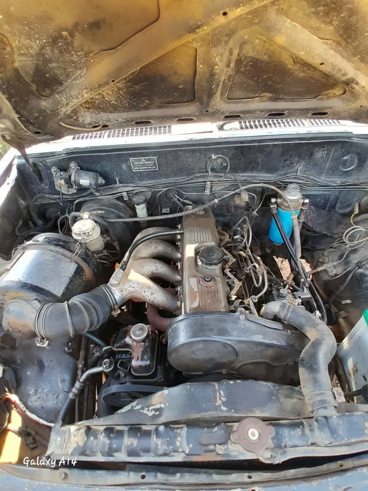 1992 Mitsubishi Triton II 2