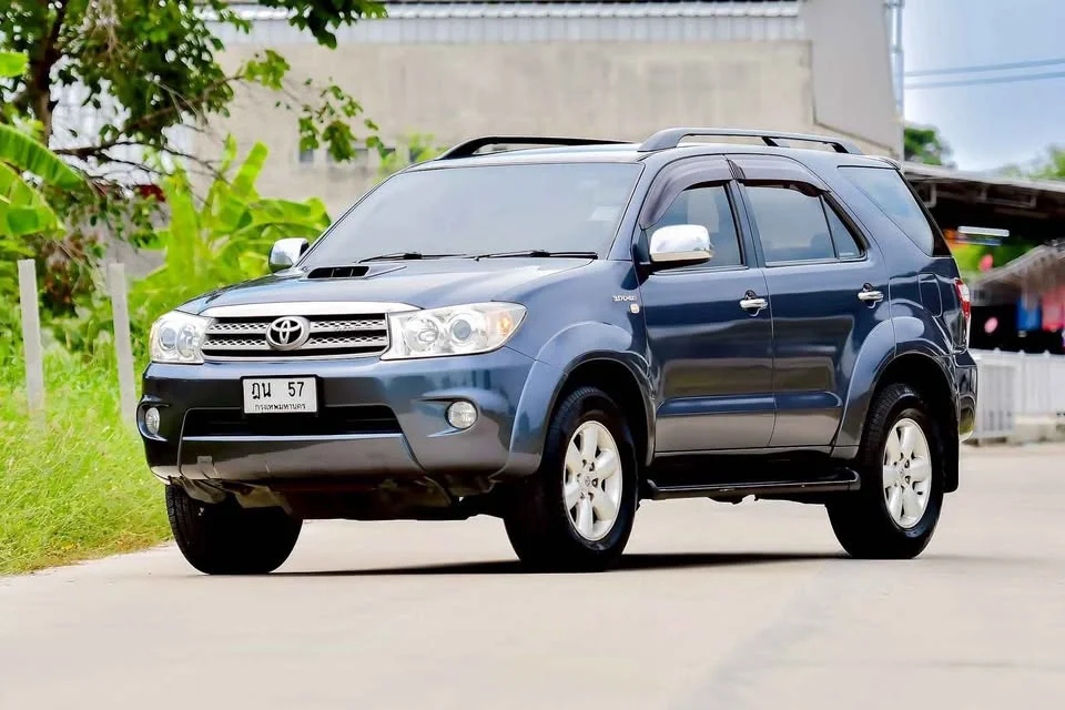 2010 Toyota Fortuner I 3