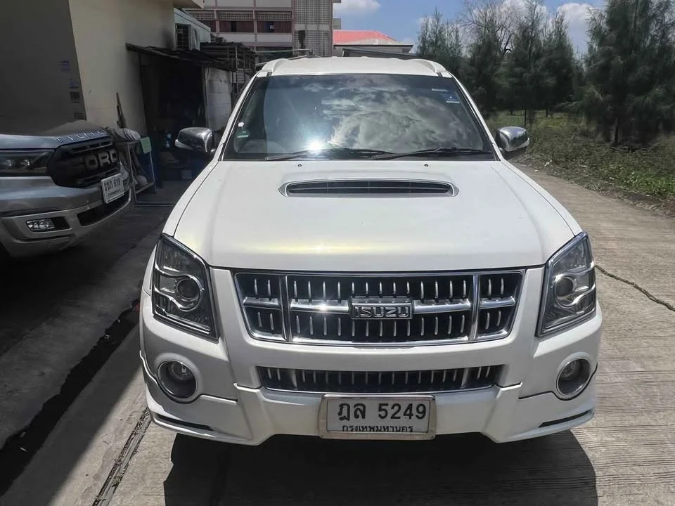 2010 Isuzu MU-7 3