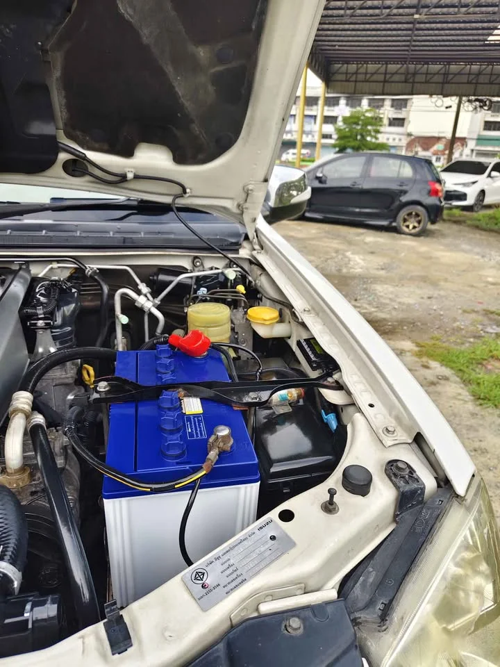 2011 Isuzu MU-7 3