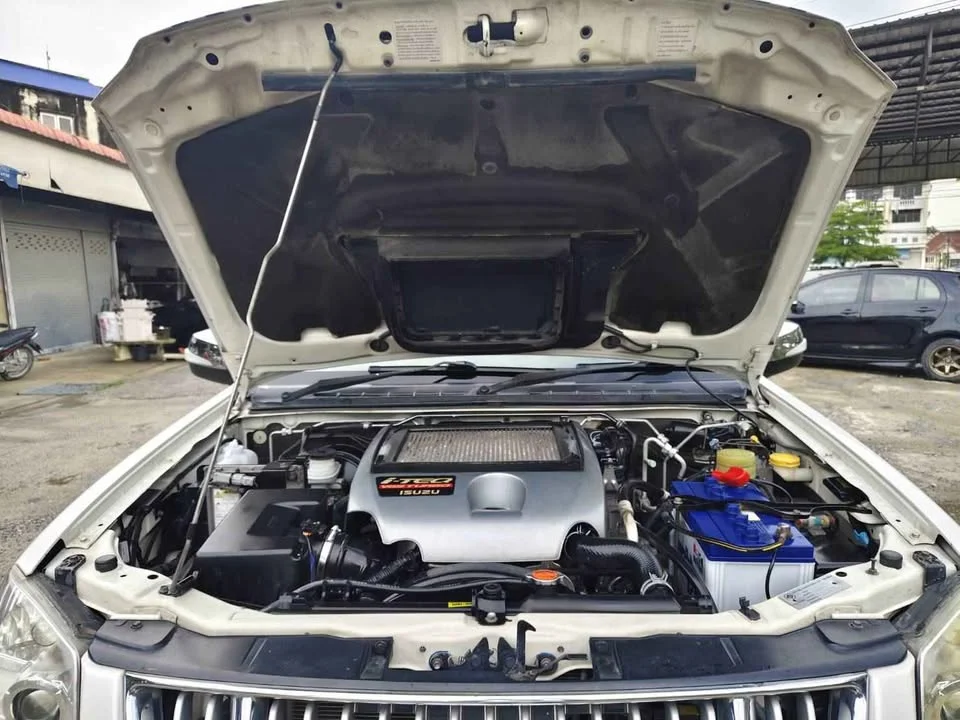 2010 Isuzu MU-7 3
