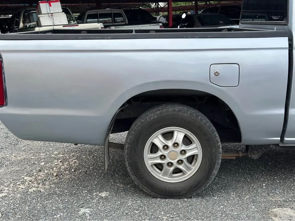 2002 Nissan Frontier I 3