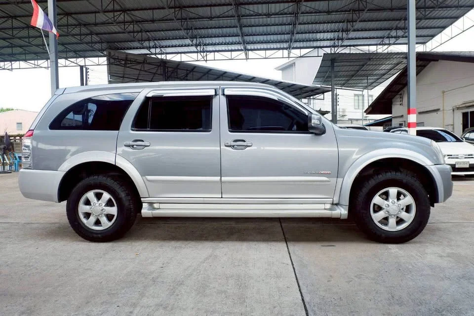 2005 Isuzu MU-7 3