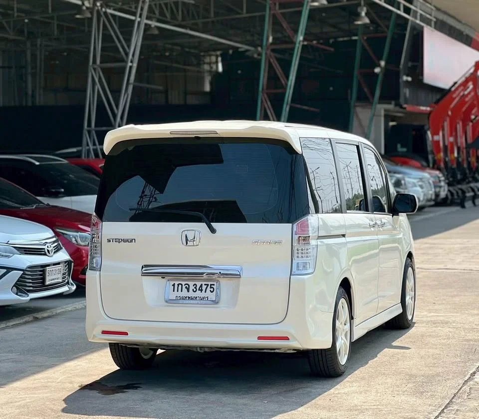 2012 Honda Stepwgn IV 2
